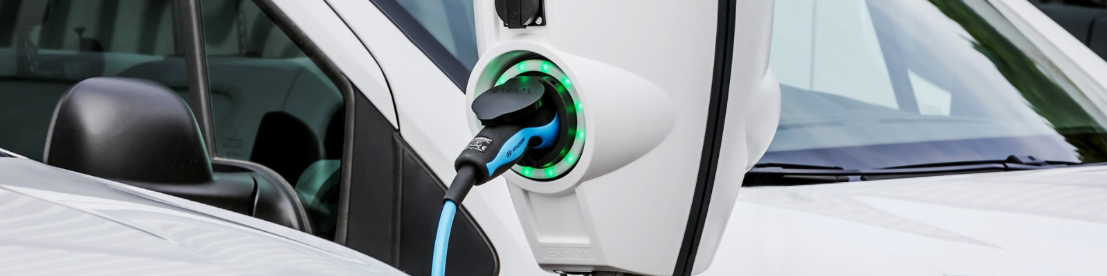 Recharge voiture hybride rechargeable et véhicule électrique